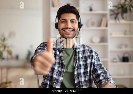 Porträt eines lächelnden arabischen Mannes, der die Daumen hoch zeigt Stockfoto