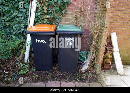 Zwei Behälter, Behälter in einem niederländischen Haus für Kunststoffabfälle und für Grünabfälle, die von der Abfallverarbeitungsfirma HVC (Huisvuilcentrale) gesammelt werden. Stockfoto