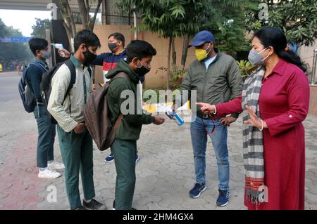 Neu-Delhi, Indien. 07th. Februar 2022. Die Schüler erhalten eine Temperaturprüfung und tragen Masken in den Klassenzimmern als Teil der Covid-19-Vorsichtsmaßnahmen während der Wiedereröffnung der höheren Sekundarstufen, da einige Schulen am 7. Februar 2022 vom Education Board of Delhi in Delhi, Indien, wieder eröffnet wurden. (Foto: Ravi Batra/Sipa USA) Quelle: SIPA USA/Alamy Live News Stockfoto