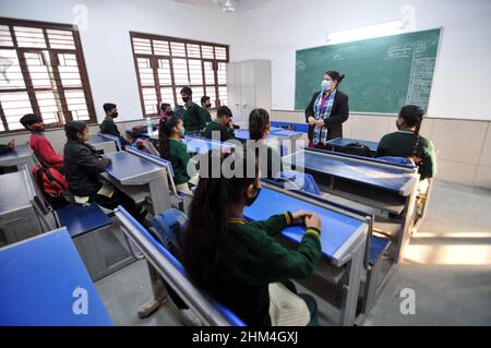 Neu-Delhi, Indien. 07th. Februar 2022. Die Schüler erhalten eine Temperaturprüfung und tragen Masken in den Klassenzimmern als Teil der Covid-19-Vorsichtsmaßnahmen während der Wiedereröffnung der höheren Sekundarstufen, da einige Schulen am 7. Februar 2022 vom Education Board of Delhi in Delhi, Indien, wieder eröffnet wurden. (Foto: Ravi Batra/Sipa USA) Quelle: SIPA USA/Alamy Live News Stockfoto