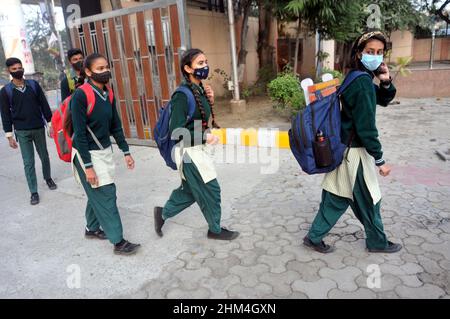 Neu-Delhi, Indien. 07th. Februar 2022. Die Schüler erhalten eine Temperaturprüfung und tragen Masken in den Klassenzimmern als Teil der Covid-19-Vorsichtsmaßnahmen während der Wiedereröffnung der höheren Sekundarstufen, da einige Schulen am 7. Februar 2022 vom Education Board of Delhi in Delhi, Indien, wieder eröffnet wurden. (Foto: Ravi Batra/Sipa USA) Quelle: SIPA USA/Alamy Live News Stockfoto