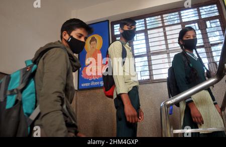 Neu-Delhi, Indien. 07th. Februar 2022. Die Schüler erhalten eine Temperaturprüfung und tragen Masken in den Klassenzimmern als Teil der Covid-19-Vorsichtsmaßnahmen während der Wiedereröffnung der höheren Sekundarstufen, da einige Schulen am 7. Februar 2022 vom Education Board of Delhi in Delhi, Indien, wieder eröffnet wurden. (Foto: Ravi Batra/Sipa USA) Quelle: SIPA USA/Alamy Live News Stockfoto