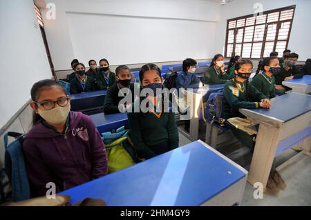 Neu-Delhi, Indien. 07th. Februar 2022. Die Schüler erhalten eine Temperaturprüfung und tragen Masken in den Klassenzimmern als Teil der Covid-19-Vorsichtsmaßnahmen während der Wiedereröffnung der höheren Sekundarstufen, da einige Schulen am 7. Februar 2022 vom Education Board of Delhi in Delhi, Indien, wieder eröffnet wurden. (Foto: Ravi Batra/Sipa USA) Quelle: SIPA USA/Alamy Live News Stockfoto