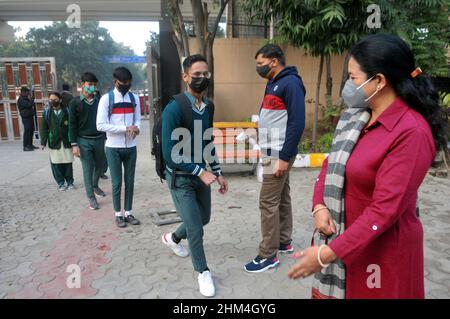 Neu-Delhi, Indien. 07th. Februar 2022. Die Schüler erhalten eine Temperaturprüfung und tragen Masken in den Klassenzimmern als Teil der Covid-19-Vorsichtsmaßnahmen während der Wiedereröffnung der höheren Sekundarstufen, da einige Schulen am 7. Februar 2022 vom Education Board of Delhi in Delhi, Indien, wieder eröffnet wurden. (Foto: Ravi Batra/Sipa USA) Quelle: SIPA USA/Alamy Live News Stockfoto