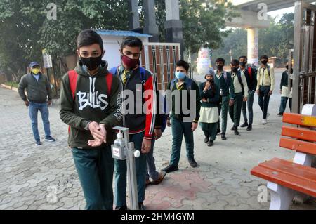 Neu-Delhi, Indien. 07th. Februar 2022. Die Schüler erhalten eine Temperaturprüfung und tragen Masken in den Klassenzimmern als Teil der Covid-19-Vorsichtsmaßnahmen während der Wiedereröffnung der höheren Sekundarstufen, da einige Schulen am 7. Februar 2022 vom Education Board of Delhi in Delhi, Indien, wieder eröffnet wurden. (Foto: Ravi Batra/Sipa USA) Quelle: SIPA USA/Alamy Live News Stockfoto