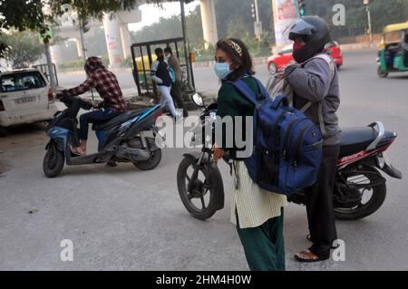 Neu-Delhi, Indien. 07th. Februar 2022. Die Schüler erhalten eine Temperaturprüfung und tragen Masken in den Klassenzimmern als Teil der Covid-19-Vorsichtsmaßnahmen während der Wiedereröffnung der höheren Sekundarstufen, da einige Schulen am 7. Februar 2022 vom Education Board of Delhi in Delhi, Indien, wieder eröffnet wurden. (Foto: Ravi Batra/Sipa USA) Quelle: SIPA USA/Alamy Live News Stockfoto
