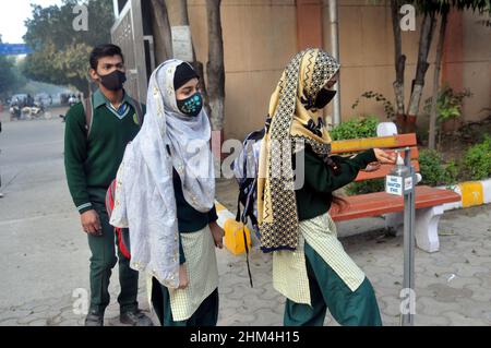 Neu-Delhi, Indien. 07th. Februar 2022. Die Schüler erhalten eine Temperaturprüfung und tragen Masken in den Klassenzimmern als Teil der Covid-19-Vorsichtsmaßnahmen während der Wiedereröffnung der höheren Sekundarstufen, da einige Schulen am 7. Februar 2022 vom Education Board of Delhi in Delhi, Indien, wieder eröffnet wurden. (Foto: Ravi Batra/Sipa USA) Quelle: SIPA USA/Alamy Live News Stockfoto