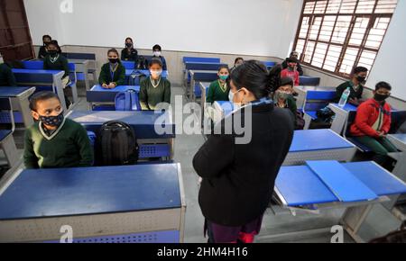 Neu-Delhi, Indien. 07th. Februar 2022. Die Schüler erhalten eine Temperaturprüfung und tragen Masken in den Klassenzimmern als Teil der Covid-19-Vorsichtsmaßnahmen während der Wiedereröffnung der höheren Sekundarstufen, da einige Schulen am 7. Februar 2022 vom Education Board of Delhi in Delhi, Indien, wieder eröffnet wurden. (Foto: Ravi Batra/Sipa USA) Quelle: SIPA USA/Alamy Live News Stockfoto