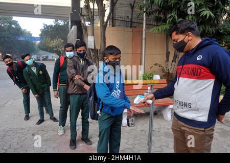 Neu-Delhi, Indien. 07th. Februar 2022. Die Schüler erhalten eine Temperaturprüfung und tragen Masken in den Klassenzimmern als Teil der Covid-19-Vorsichtsmaßnahmen während der Wiedereröffnung der höheren Sekundarstufen, da einige Schulen am 7. Februar 2022 vom Education Board of Delhi in Delhi, Indien, wieder eröffnet wurden. (Foto: Ravi Batra/Sipa USA) Quelle: SIPA USA/Alamy Live News Stockfoto