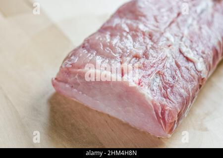 Rohe Schweinelende in der Küche Stockfoto