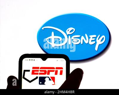 In dieser Abbildung wird das ESPN Major League Baseballlogo auf einem Smartphone-Bildschirm mit dem Dysney-Logo im Hintergrund angezeigt. Stockfoto