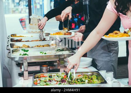 Küche Kulinarisches Buffet Dinner Speisen Essen Feier Partykonzept. Eine Gruppe von Leuten in all you can eat Buffet. Service bei Geschäftstreffen, Hochzeitsdiener Stockfoto