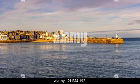 Am späten Nachmittag scheint die Sonne auf dem Pier von Smeaton, St. Ives Harbour, Cornwall Stockfoto