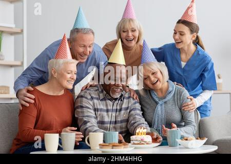Älterer schwarzer Mann mit Geburtstagsfeier im Pflegeheim Stockfoto