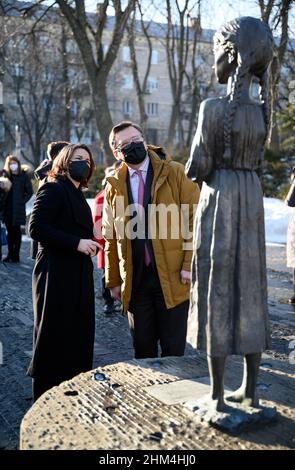 07. Februar 2022, Ukraine, Kiew: Annalena Baerbock (Bündnis 90/die Grünen), Außenministerin, besucht gemeinsam mit Dmytro Kuleba, Außenminister der Ukraine, die Holodomor-Gedenkstätte. Dies erinnert an die bis zu 3,5 Millionen ukrainischen Opfer der Großen Hungersnot (ukrainisch: 'Holodomor') in der kommunistischen Sowjetunion von 1932/33. Durch das Gedenken an die Opfer, die in Sowjetzeiten tabu waren, distanziert sich das Land von der stalinistischen Tyrannei. Die Ukraine strebt die internationale Anerkennung als Völkermord an. Außenminister Baerbock ist zu einem zweitägigen Besuch in der Hauptstadt und der Ostukraine. Foto: Ber Stockfoto