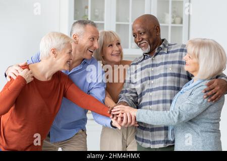 Mehrere Rassen Gruppe von älteren Menschen Freunde halten die Hände zusammen Stockfoto