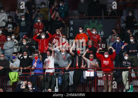 Varese, Italien. 06th. Februar 2022. Unterstützer Pallacanestro Varese OpenJobMetis während des italienischen Basketballs LBA Lega Basket Ein Spiel der regulären Saison 2021/22 zwischen OpenJobMetis Varese und Virtus Segafredo Bologna in der Enerxenia Arena, Varese, Italien am 06. Februar 2022 Quelle: Independent Photo Agency/Alamy Live News Stockfoto