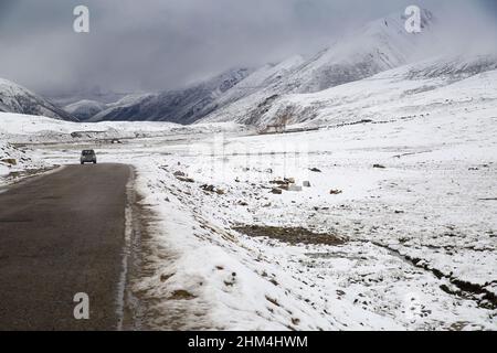 318 nationale Straßenschneeszenerie in Tibet Stockfoto