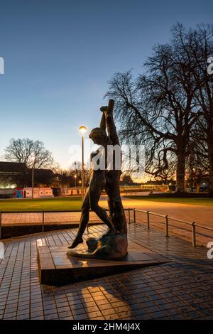 Hermaphroditus-Statue in Bancroft Gardens bei Sonnenaufgang. Stratford-Upon-Avon, Warwickshire, England Stockfoto