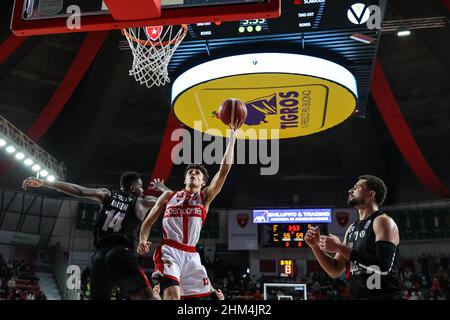 Matteo Librizzi #13 von Pallacanestro Varese OpenJobMetis in Aktion während des italienischen Basketball LBA Lega Basket Ein 2021/22-Spiel in der regulären Saison zwischen OpenJobMetis Varese und Virtus Segafredo Bologna in der Enerxenia Arena, Varese, Italien am 06. Februar 2022 Stockfoto