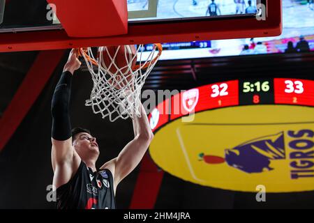 Amar Alibegovic #7 von Virtus Segafredo Bologna in Aktion während des italienischen Basketballs LBA Lega Basket Ein Spiel der regulären Saison 2021/22 zwischen OpenJobMetis Varese und Virtus Segafredo Bologna in der Enerxenia Arena, Varese, Italien am 06. Februar 2022 Stockfoto