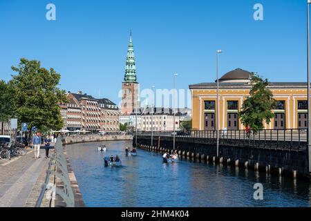 Touristenboote im Hafen von Kopenhagen Stockfoto