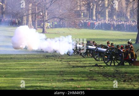 London, Großbritannien. 7th. Februar 2022. Die Kings Truppe feuern einen 41 Gun Gruß im Green Park, um Königin Elizabeth die Sekunden 70 Jahre auf dem Thron zu markieren. Die Thronbesteigung der Königinnen erfolgte am 6th 1952. Februar. Kredit: Mark Thomas/Alamy Live Nachrichten Stockfoto