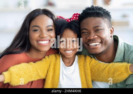 Family Selfie. Nettes Kleines Schwarzes Mädchen, Das Selfie Mit Eltern Zu Hause Nimmt Stockfoto