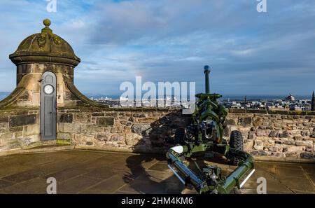 Edinburgh, Schottland, Großbritannien, 7th. Februar 2022. UK Wetter: Sonnenschein und Duschen. Die Hauptstadt leuchtet im Sonnenschein mit einem duschenden Himmel und dem Hauch eines Regenbogens, der von den Wällen des Edinburgh Castle mit einem L118 Lichtfeld Artilleriegewehr betrachtet wird Stockfoto
