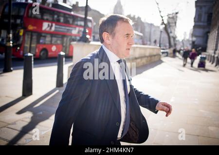 London, Großbritannien. 07th. Februar 2022. Der Umweltminister GEORGE EUSTICE wird im Kabinett in Westminster eintreffen. PM Boris Johnson wurde wegen einer Reihe von Verstößen gegen die Sperrregeln angeklagt, wobei einige Abgeordnete seinen Rücktritt forderten. Bildnachweis: Ben Cawthra/Sipa USA **KEINE Verkäufe in Großbritannien** Bildnachweis: SIPA USA/Alamy Live News Stockfoto