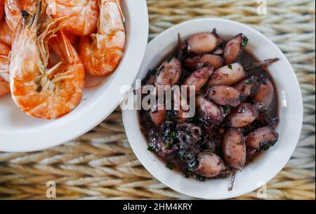 Petersilie und Knoblauch gebratener Babyschwammwürfel. Stockfoto