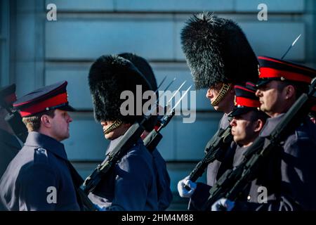 London, Großbritannien. 7th. Februar 2022. Die Yorkshire Gunners (5th Regiment, das Royal Regiment of Artillery) übernehmen öffentliche Aufgaben in London und Windsor, einschließlich eines Wachwechsels am Buckingham Palace - am 70th. Jahrestag der Thronbestiung von HM the Queen und dem Beginn des Platin-Jubiläums. Kredit: Guy Bell/Alamy Live Nachrichten Stockfoto