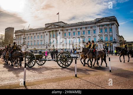 London, Großbritannien. 7th. Februar 2022. Rückkehr nach Wellington Barracks über den Buckingham Palace - King's Truppe Royal Horse Artillery feiert den 70th. Jahrestag der Thronbestattung der Königin HM mit einem Waffengruß. Sie feuern in Green Park einen 41-Runden Gun Salute aus 6 Geschützen ab und dies markierte auch den Beginn des Platinum Jubilee. Kredit: Guy Bell/Alamy Live Nachrichten Stockfoto