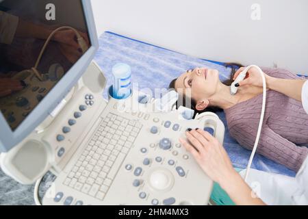 Junge Patienten bekommen Ultraschalluntersuchung in der Klinik Stockfoto