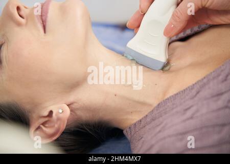Ultraschalluntersuchung der Schilddrüse des Patienten Stockfoto