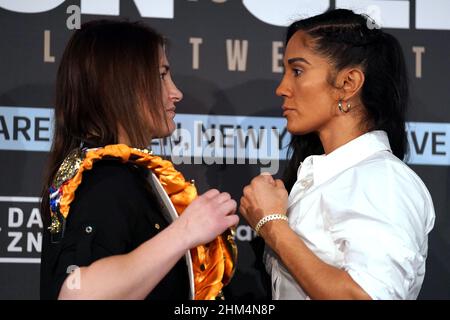 Katie Taylor (links) und Amanda Serrano während einer Pressekonferenz im Leadenhall Building, London. Bilddatum: Montag, 7. Februar 2022. Stockfoto