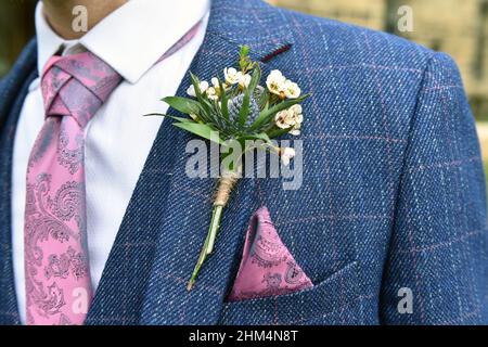 Nahaufnahme von Groom's Knopfloch, Krawatte und Jacke an seinem Hochzeitstag. VEREINIGTES KÖNIGREICH Stockfoto