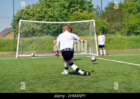 Fußballtrainingslager für junge Jungen und Mädchen, Yorkshire UK Stockfoto