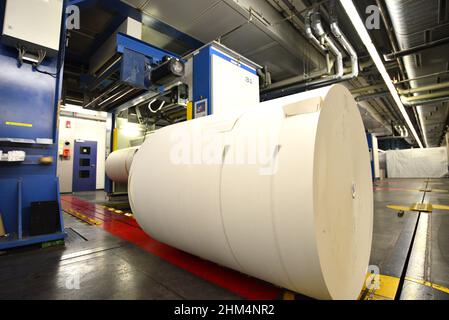 Roll Offsetdruck Maschine in einer großen Druckerei für die Produktion von Zeitungen & Zeitschriften Stockfoto