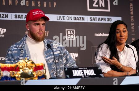 Jake Paul (links), Miteigentümer von Most Valuable Promotions, und Amanda Serrano während einer Pressekonferenz im Leadenhall Building, London. Bilddatum: Montag, 7. Februar 2022. Stockfoto