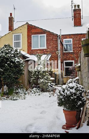 Hinterhof oder Garten mit Schnee auf dem Boden im Winter Stockfoto