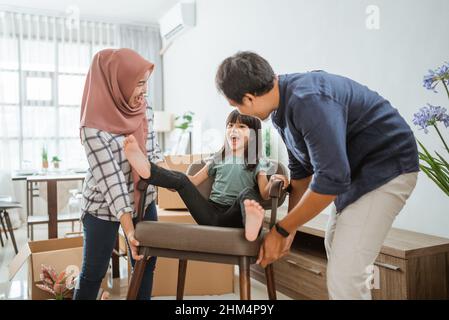 muslimische asiatische Familie zieht in ein neues Zuhause Stockfoto