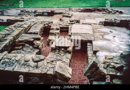 Bath bleibt in Bearsden, Schottland. Die Antonine-Mauer (Vallum Antonini), die von den Römern über den heutigen Zentralgürtel Schottlands zwischen dem Firth of Forth und dem Firth of Clyde erbaut wurde, etwa 100km nördlich von der Hadrianmauer. Archivscan von einem Dia. September 1992. Stockfoto