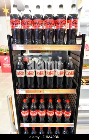 Coca Cola zum Verkauf in einem Supermarkt in Großbritannien Stockfoto