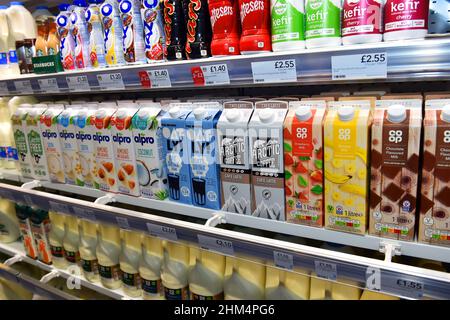 Verschiedene Milchsorten auf Verkauf in einem Supermarkt UK Stockfoto