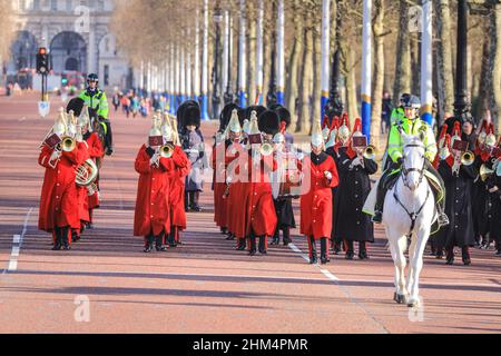 London, Großbritannien. 07th. Februar 2022. Das 5th Regiment Royal Artillery, mit musikalischer Unterstützung von der Band des Royal Regiment of Scotland und der Band of the Household Cavalry, laufen zum Buckingham Palace. Der Beginn der Wachwechsel-Zeremonie am ersten Tag eines Jahres der Feierlichkeiten zum Platin-Jubiläum der Königin. Kredit: Imageplotter/Alamy Live Nachrichten Stockfoto