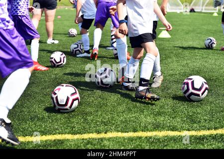 Fußballtrainingslager für junge Jungen und Mädchen, Yorkshire UK Stockfoto