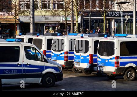 Braunschweig, 8. Januar 2022: Rückansicht eines deutschen Polizeiautos, Mercedes-Benz blau-weiß lackierte Lieferwagen, geparkt auf dem Bürgersteig und Manna Stockfoto