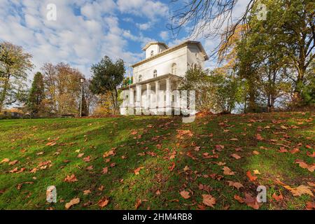 Krefeld - Blick auf das Haus Schönhausen, das 06.10.2020 von einem Strickwaren-Hersteller, Nordrhein-Westfalen, Deutschland, gebaut wurde Stockfoto