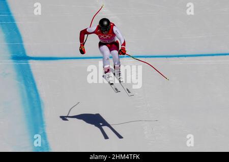 Peking, China. 07th. Februar 2022. Der Österreicher Matthias Mayer ist am Montag, den 7. Februar 2022, kurz vor dem Ziel des Alpinen Ski-Herrenabfahrtrennens im Yanqing National Alpine Skiing Center bei den Olympischen Winterspielen in Peking 2022 in der Luft. Mayer gewann die Bronzemedaille. Foto von Paul Hanna/UPI Credit: UPI/Alamy Live News Stockfoto